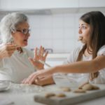 une personne jeune qui partage un repas avec une personne plus âgée (aides techniques pour le repas)